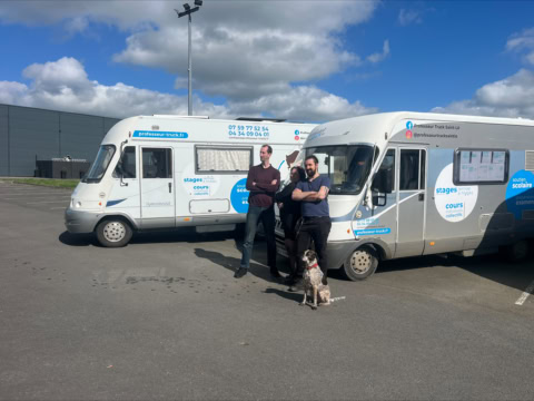 professeur truck : soutien scolaire mobile en équipe