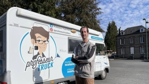 homme devant le truck professeur, soutien scolaire mobile