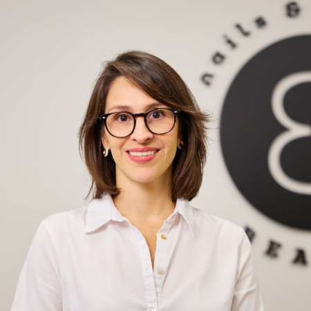 retrato profesional de mujer con gafas y blusa blanca