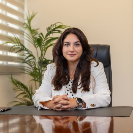 mujer profesional en despacho elegante y luminoso