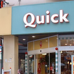 quick restaurant im einkaufszentrum mit türkis schild