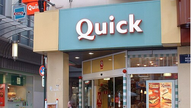 quick restaurant im einkaufszentrum mit türkis schild