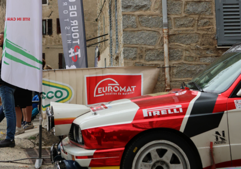 voiture de rallye pirelli dans rue en pierre