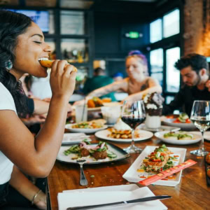 dîner convivial entre amis au restaurant