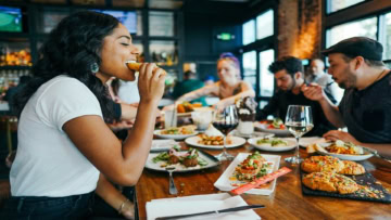 dîner convivial entre amis au restaurant