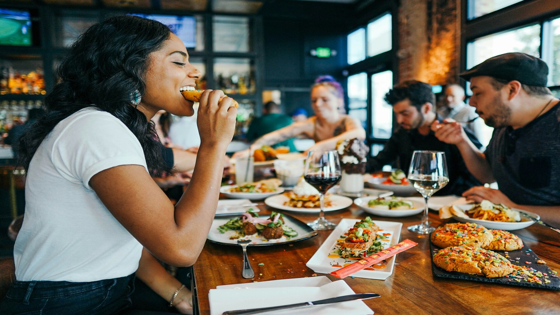 dîner convivial entre amis au restaurant