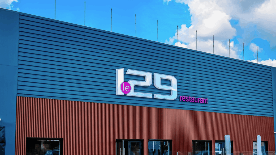 façade moderne du restaurant le 129