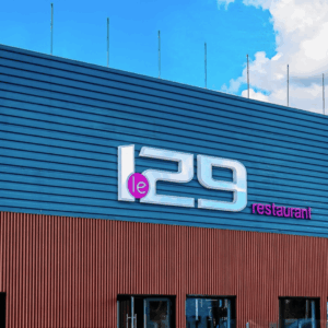façade moderne du restaurant le 129