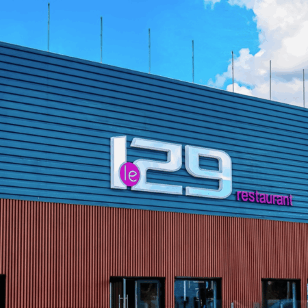 façade moderne du restaurant le 129