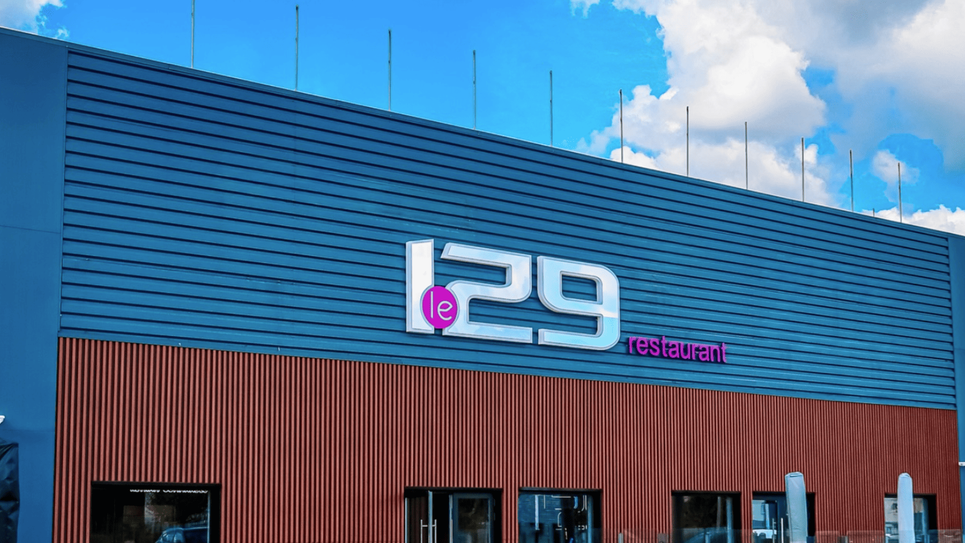 façade moderne du restaurant le 129