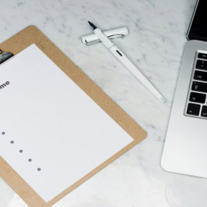 cv sur bureau minimaliste avec ordinateur portable