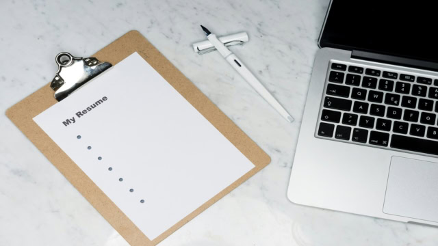 cv sur bureau minimaliste avec ordinateur portable