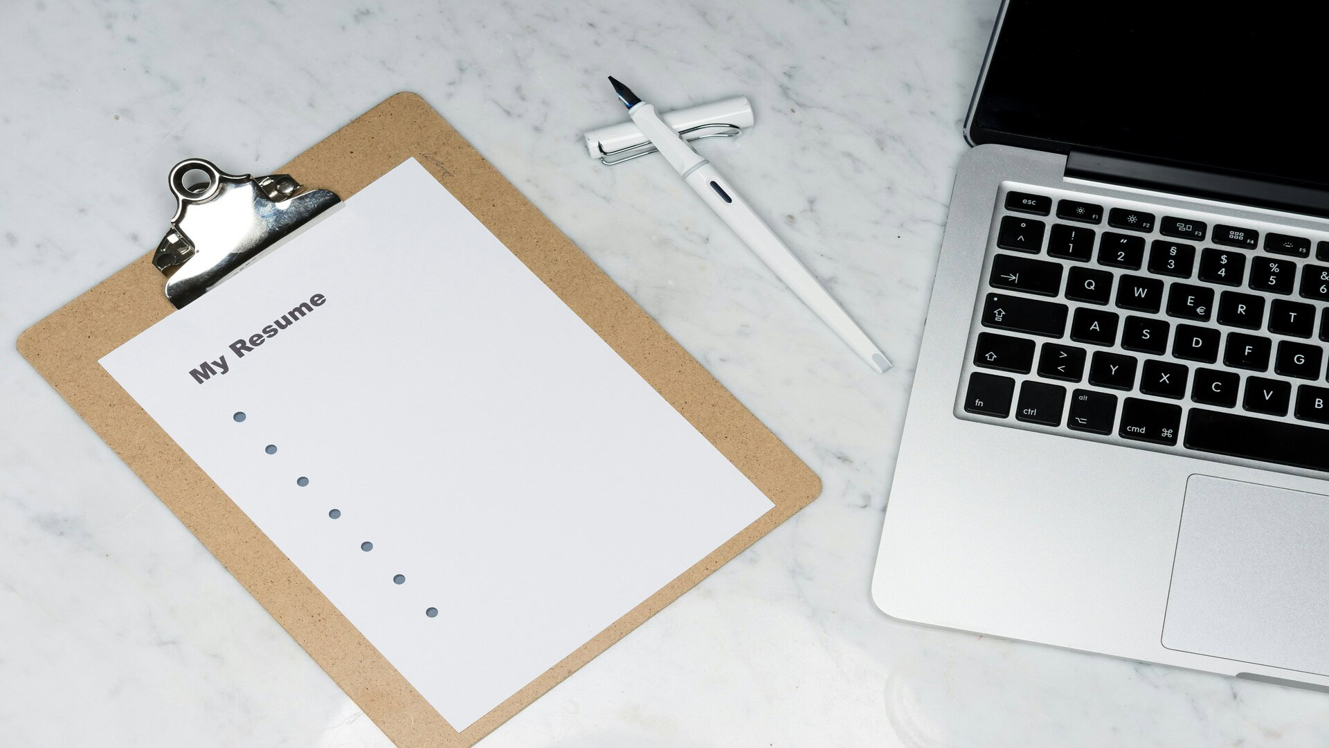 cv sur bureau minimaliste avec ordinateur portable