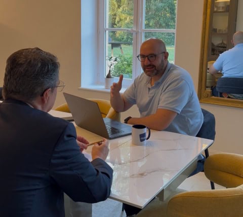 réunion professionnelle entre deux hommes avec laptop