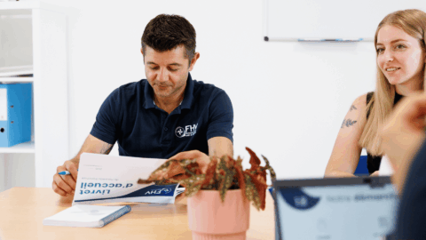 réunion professionnelle autour d’une table en bois