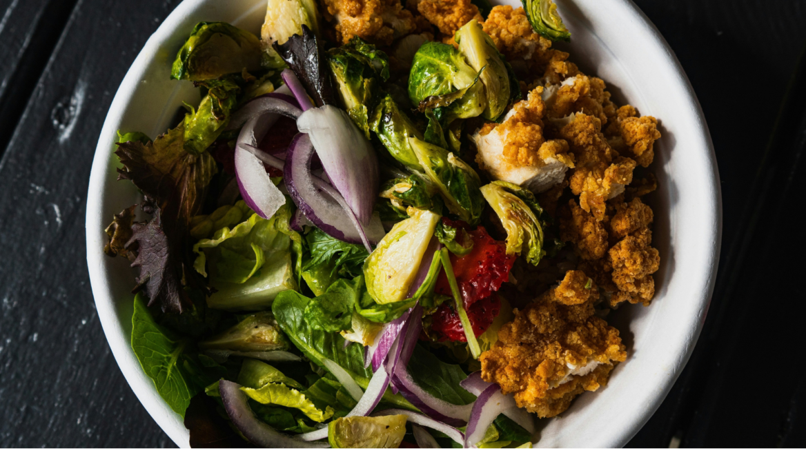 salat mit rosenkohl, röstzwiebeln und knusprigem topping