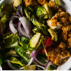 salat mit rosenkohl, röstzwiebeln und knusprigem topping