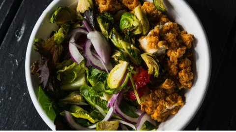 salat mit rosenkohl, röstzwiebeln und knusprigem topping