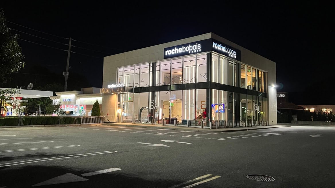 showroom roche bobois illuminé la nuit