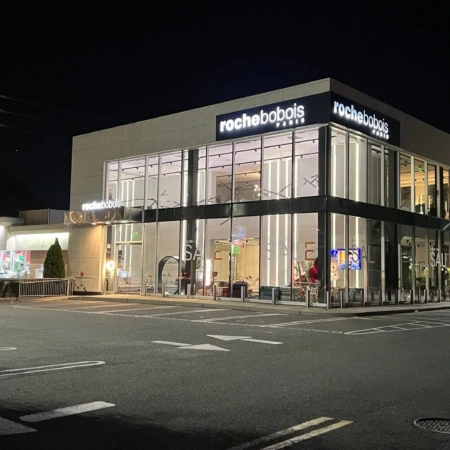 showroom roche bobois illuminé la nuit