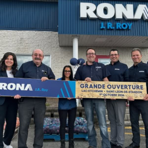 grande ouverture rona j.r. roy devant le magasin