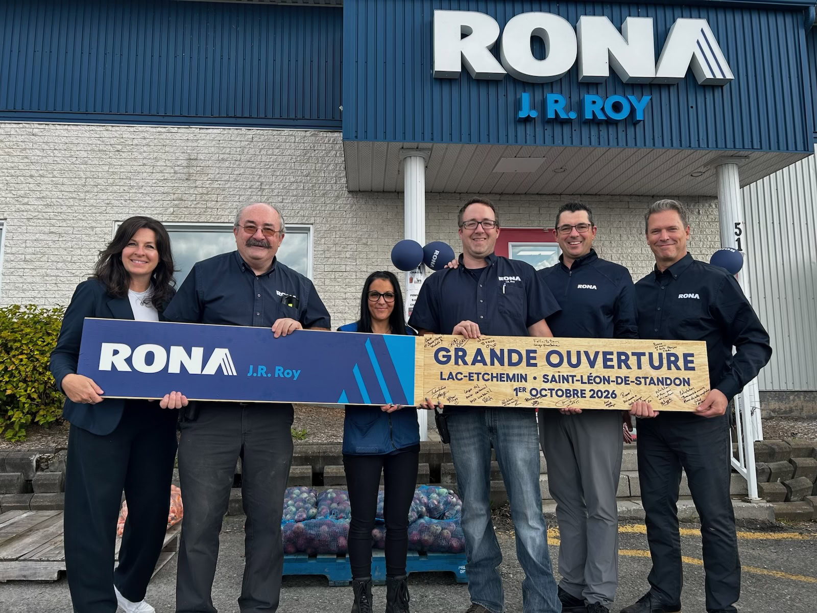 grande ouverture rona j.r. roy devant le magasin