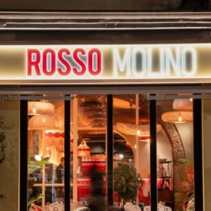 ristorante rossomolino illuminato di notte