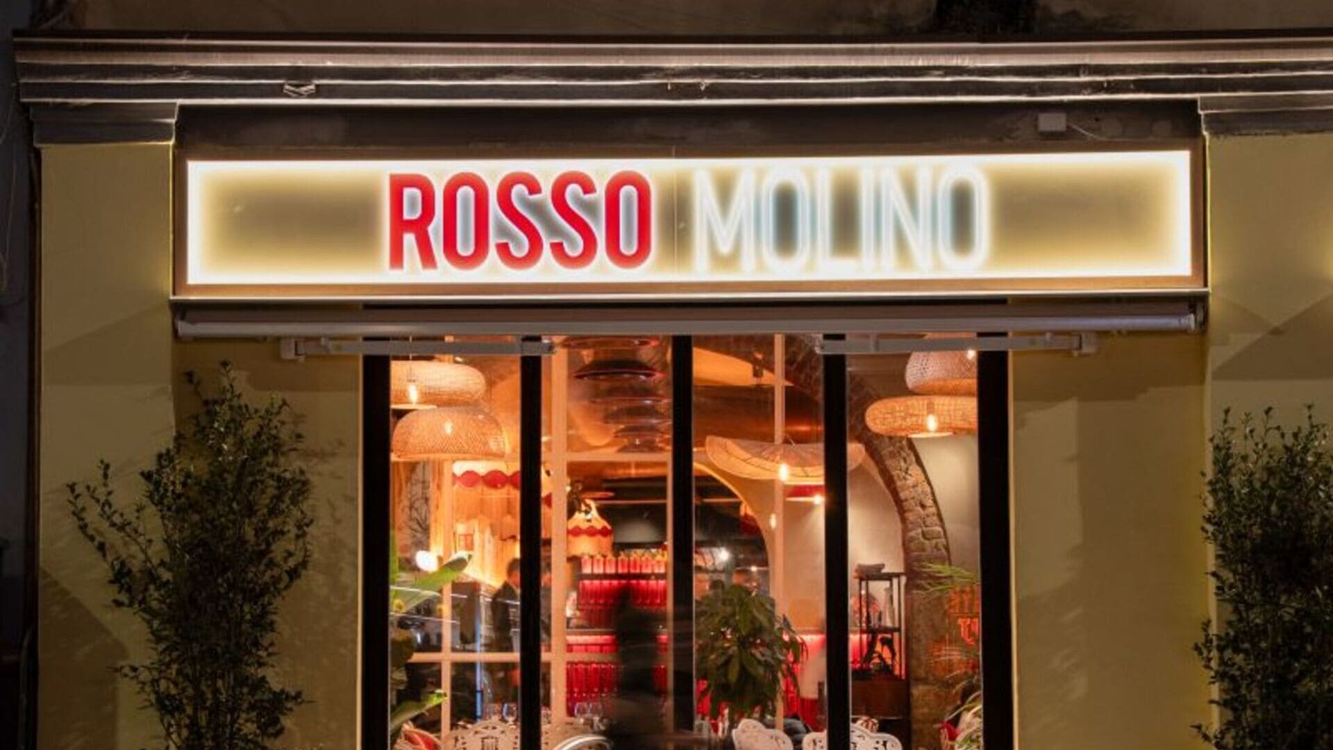 ristorante rossomolino illuminato di notte