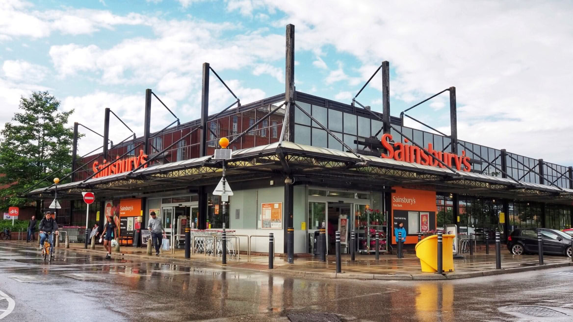 supermarché sainsbury’s de foss bank sous la pluie