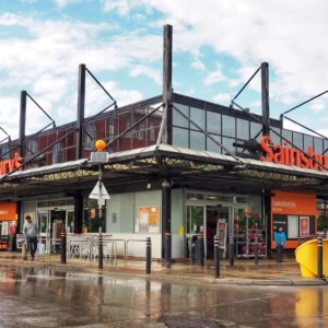 supermarché sainsbury’s de foss bank sous la pluie