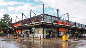 supermarché sainsbury’s de foss bank sous la pluie