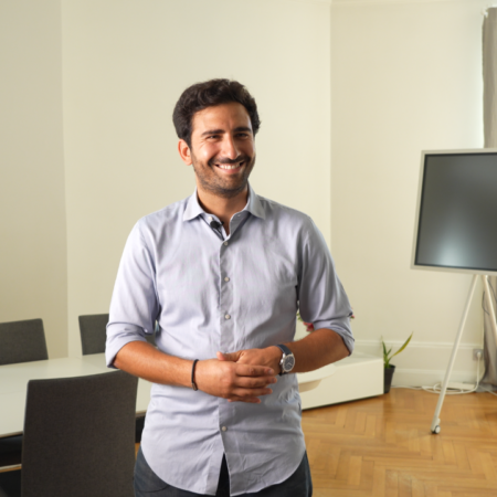 homme souriant en salle de réunion lumineuse