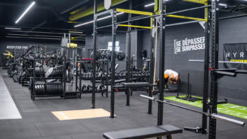 salle de sport moderne, musculation et haltères