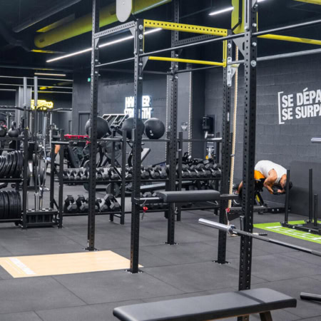 salle de sport moderne, musculation et haltères