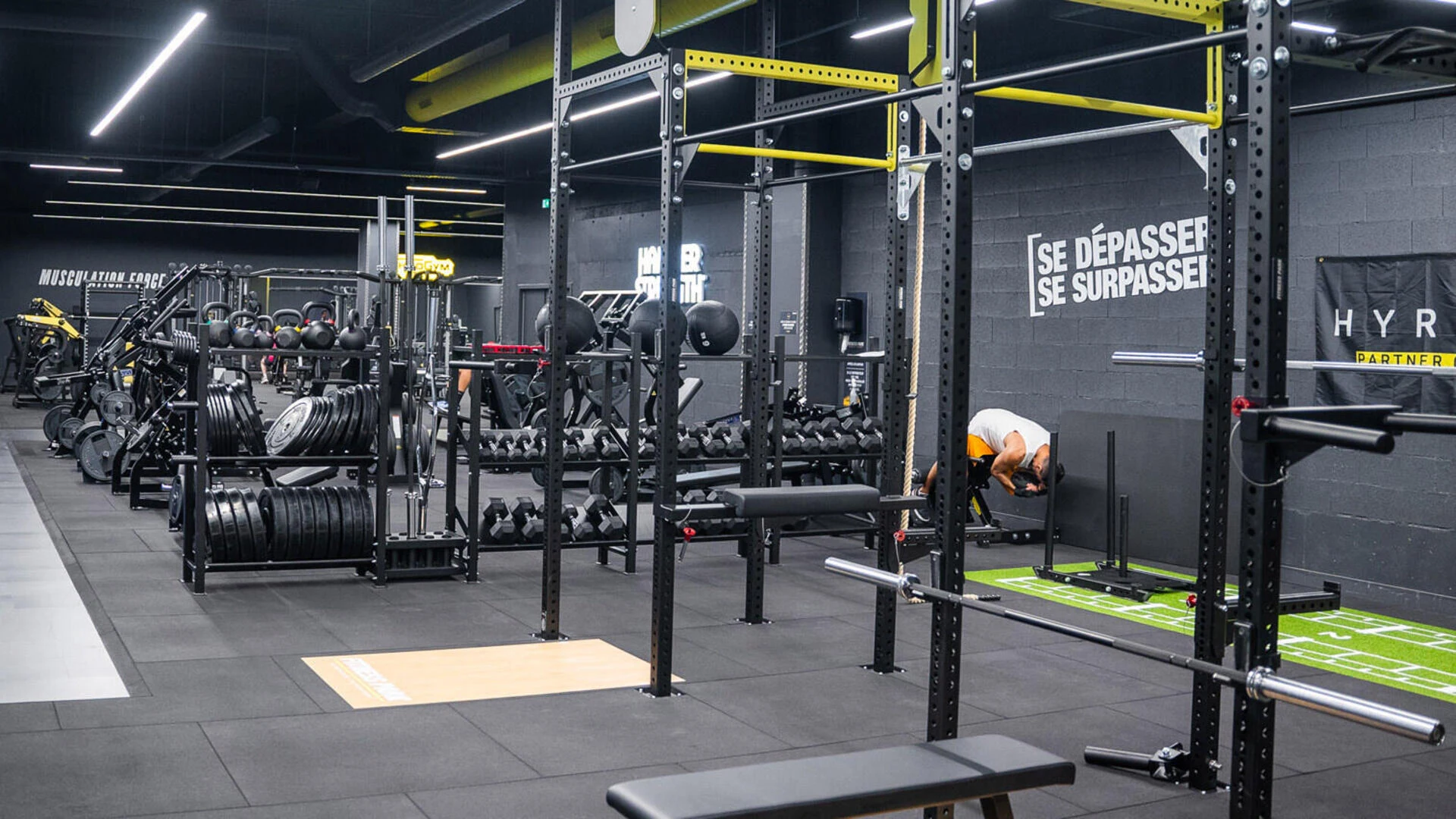 salle de sport moderne, musculation et haltères