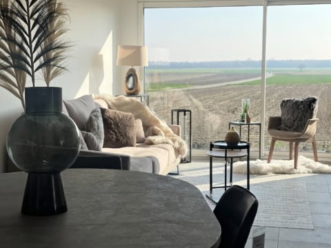 salon moderne lumineux avec vue sur la campagne