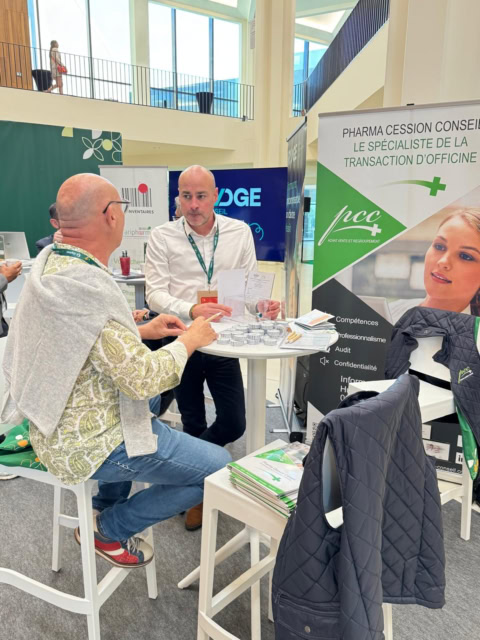 salon pharma : échange business sur stand conseil