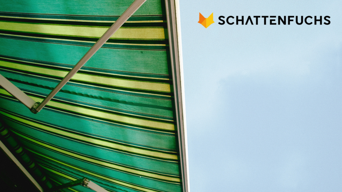 markise schattenfuchs mit streifen unter blauem himmel