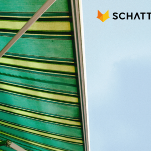 markise schattenfuchs mit streifen unter blauem himmel
