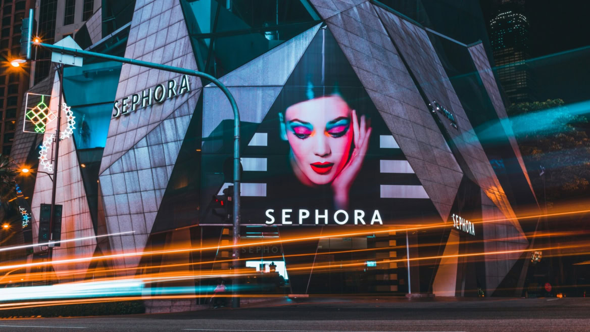sephora nocturne, lumières urbaines et façade futuriste