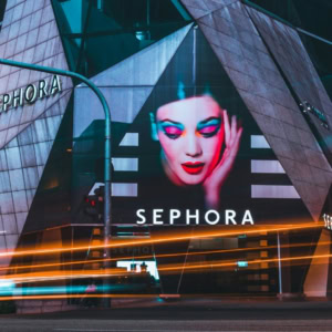 sephora nocturne, lumières urbaines et façade futuriste