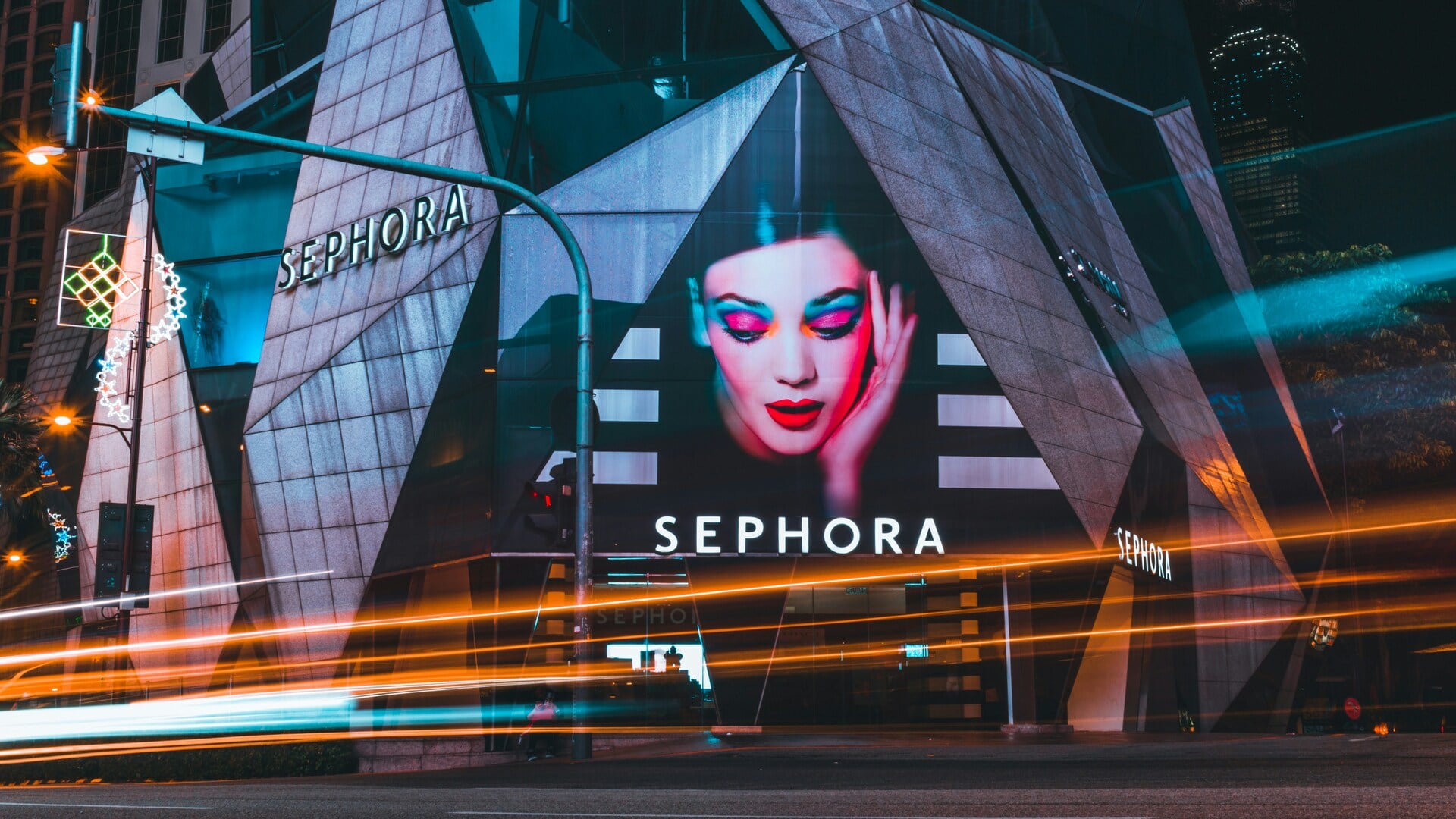 sephora nocturne, lumières urbaines et façade futuriste