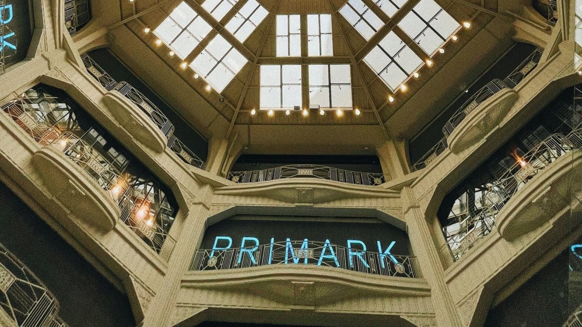 atrio primark con lucernario geometrico moderno
