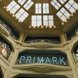 atrio primark con lucernario geometrico moderno