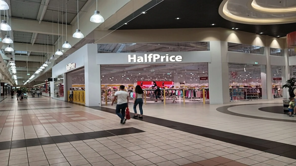 centre commercial moderne avec boutique halfprice lumineuse