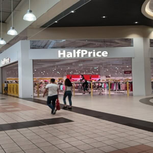 centre commercial moderne avec boutique halfprice lumineuse