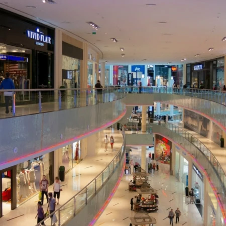 centro commerciale moderno con atrio luminoso