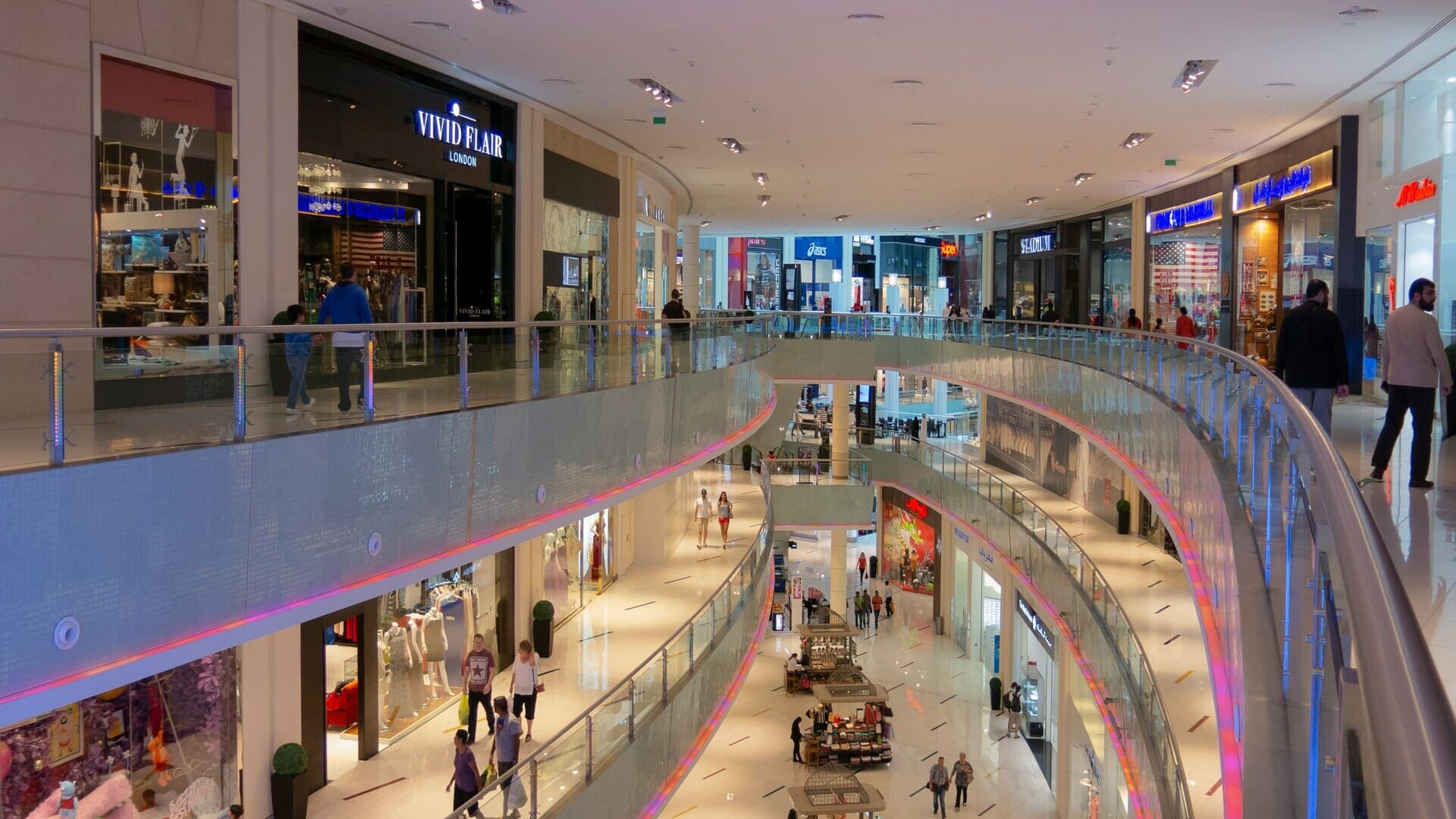 centro commerciale moderno con atrio luminoso