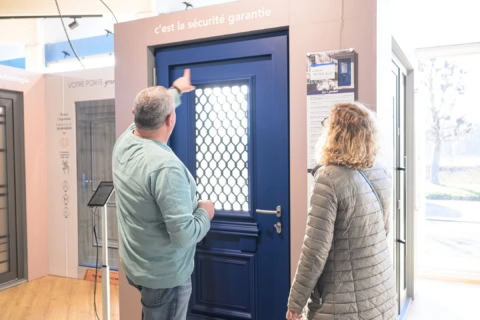 showroom porte sécurisée bleue, conseils clients