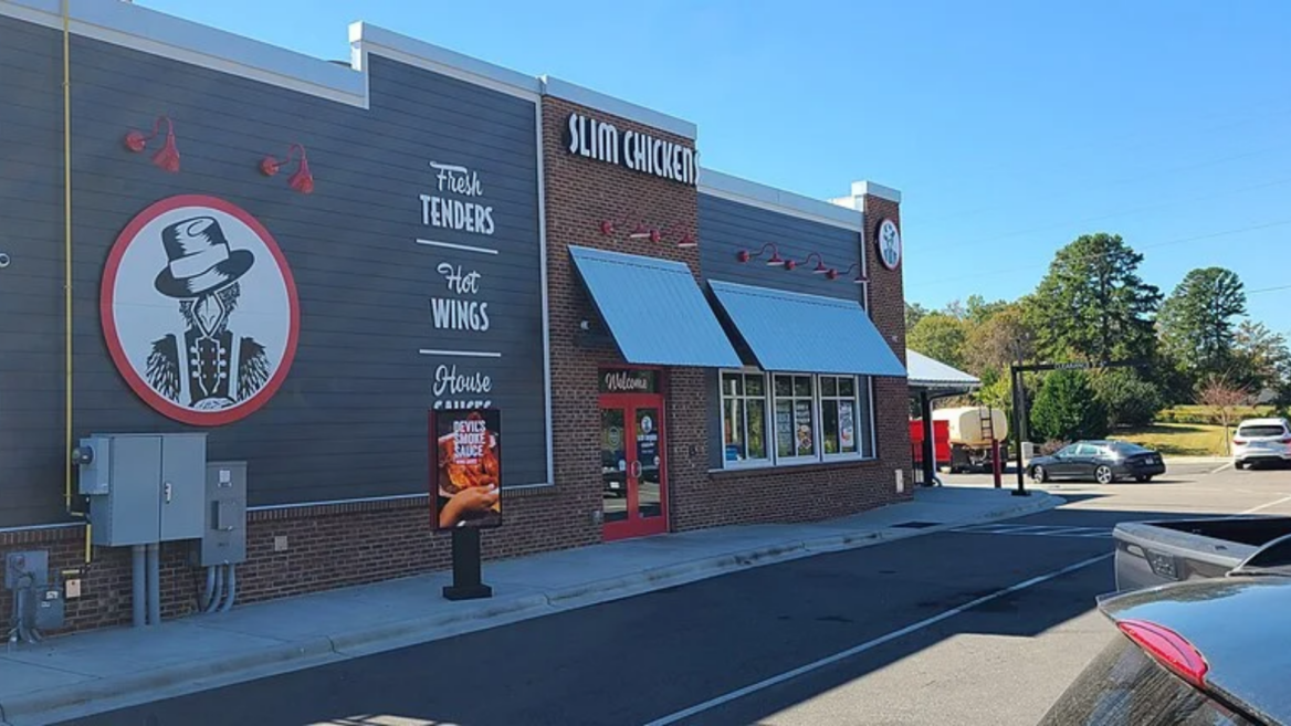 außenansicht des slim chickens restaurants mit parkplatz